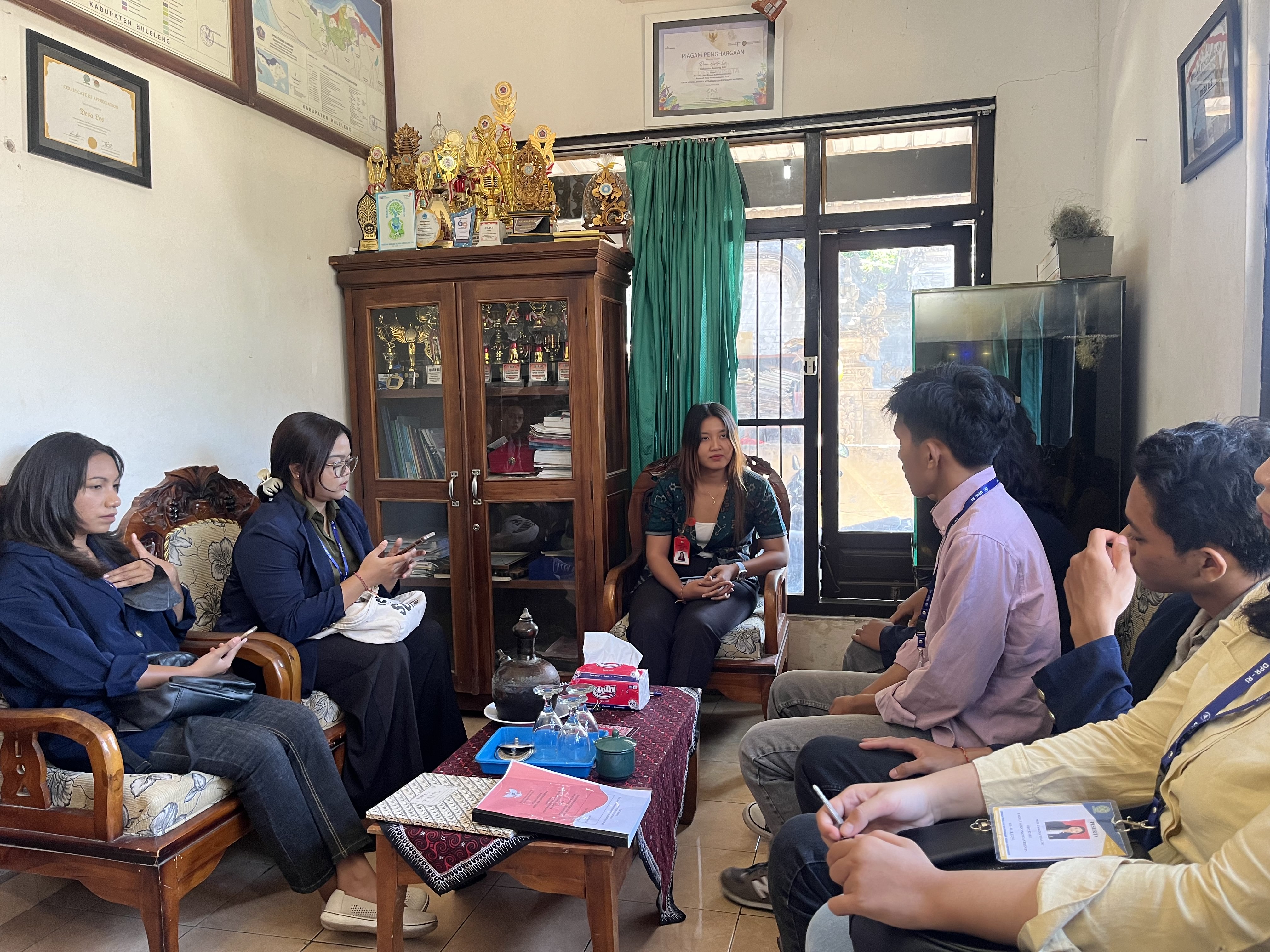 A screenshot of mahasiswa-kkn-unud-diskusi-dengan-sekdes